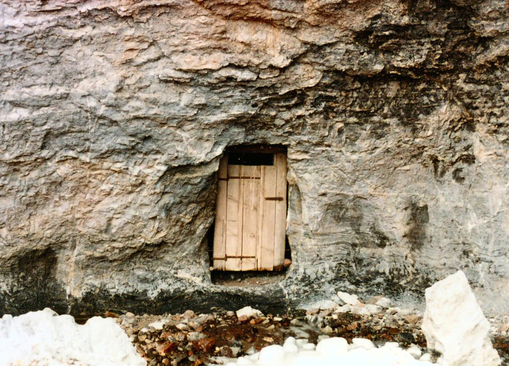 Apache Tears Mine, Smoke Creek Desert