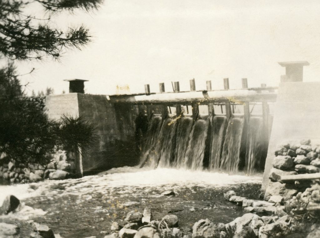 McCoy Flat Reservoir dam, 1915. Courtesy of Alphozene Terrill, granddaughter of Ben H. Leavitt